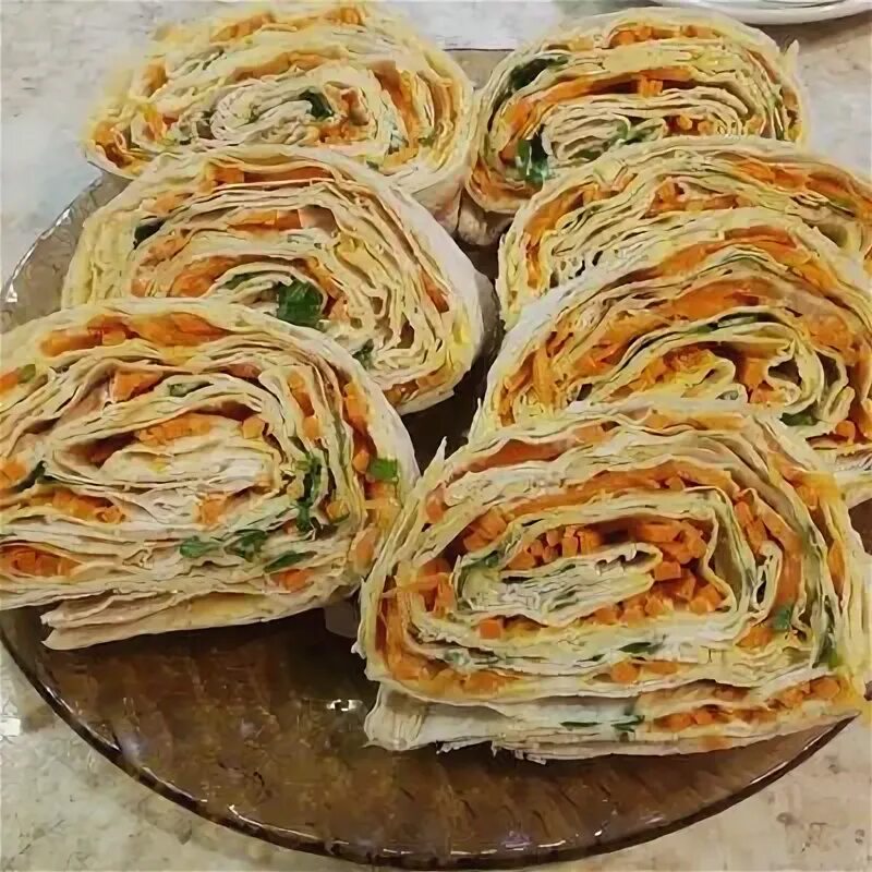 Рулетики с корейской морковью и сыром. Рулет из лаваша с корейской морковью и сыром. Рулетики с корейской морковью и сыром. Рулет из лаваша с морковкой по-корейски. Рулет из лаваша с морковчей.