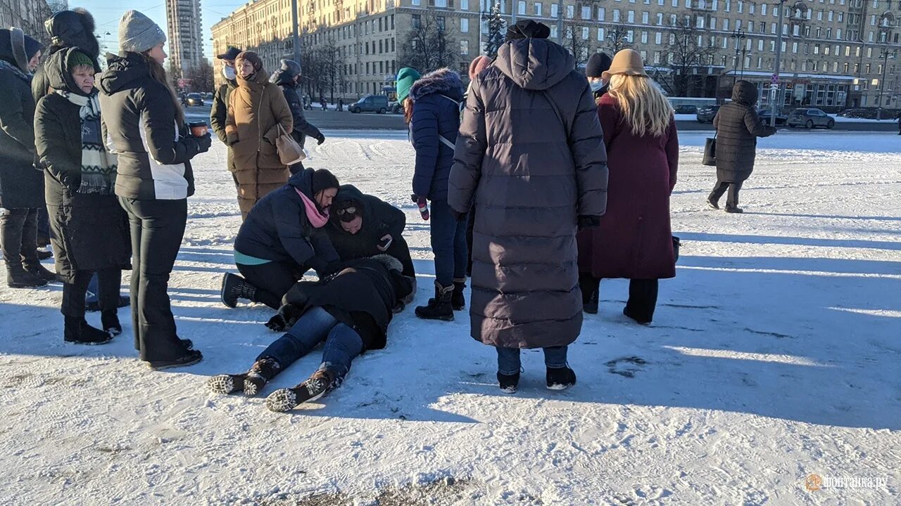 Равнодушие общества. Флешмоб в поддержку. Фотографии человеку стало плохо. Флешмоб в поддержку Путина.