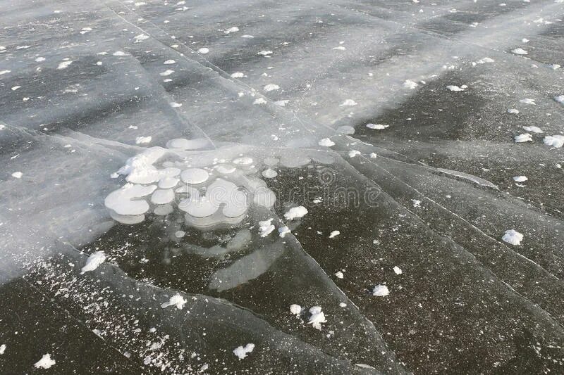 Лед с пузырьками на байкале. Вода в виде снега. Лед байкала 2022. Метановые пузырьки на байкале. Замерзшая вода.