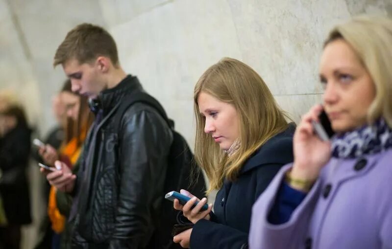 Мобильный телефон россия. Люди со смартфонами в метро. Человек с телефоном. Люди уткнулись в смартфоны. Человек со смартфоном.