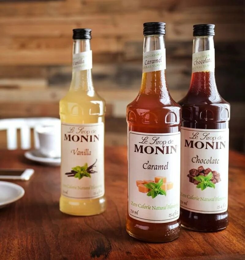 Какие сиропы добавляют в кофе. Сироп monin в кофейне. монин сироп и топпинг. сироп для чая. сиропы для бара.