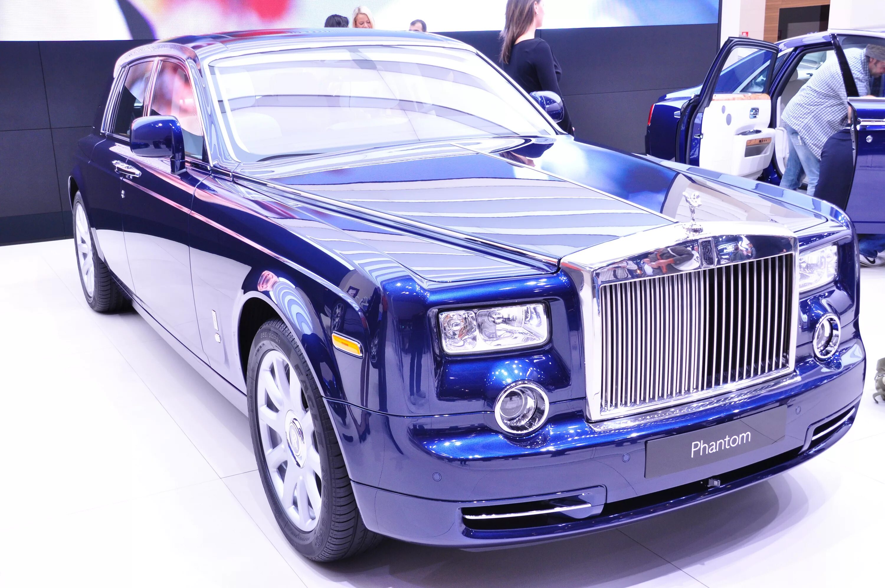 Автомобиль rolls royce. Роллс Ройс. Машина Роллс Ройс. Роллс Ройс седан. Роллс Ройс Фантом синий.