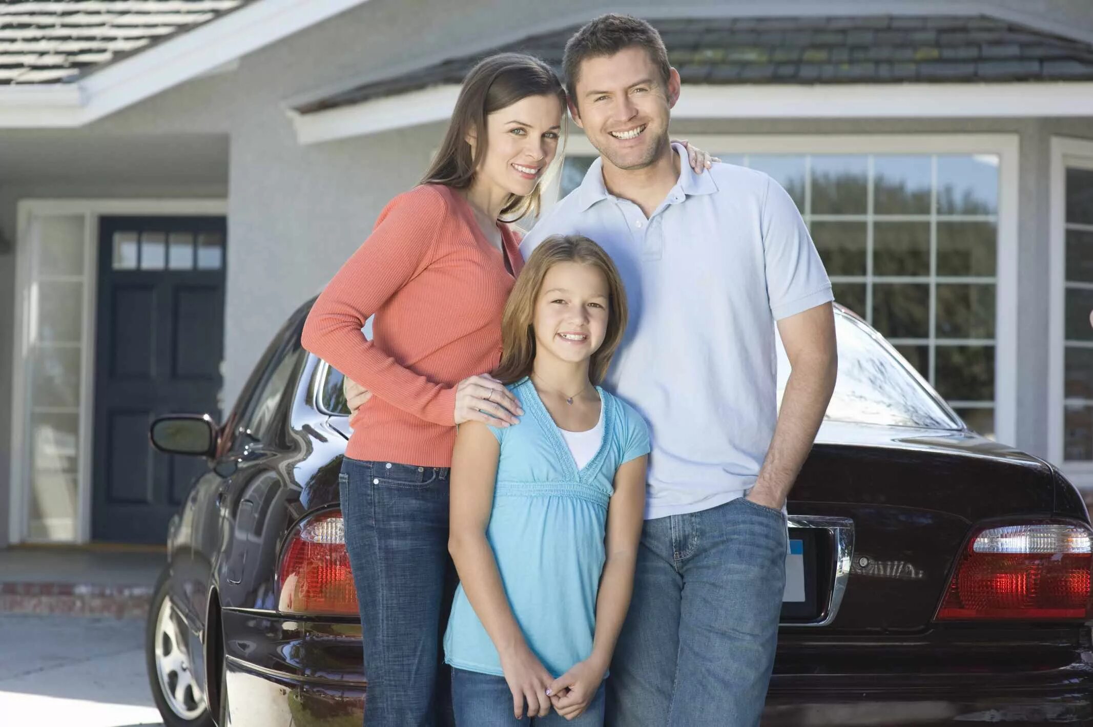 Счастливая семья дом машина. Красивый дом машины семья. Семья на фоне машины. Семья около машины.