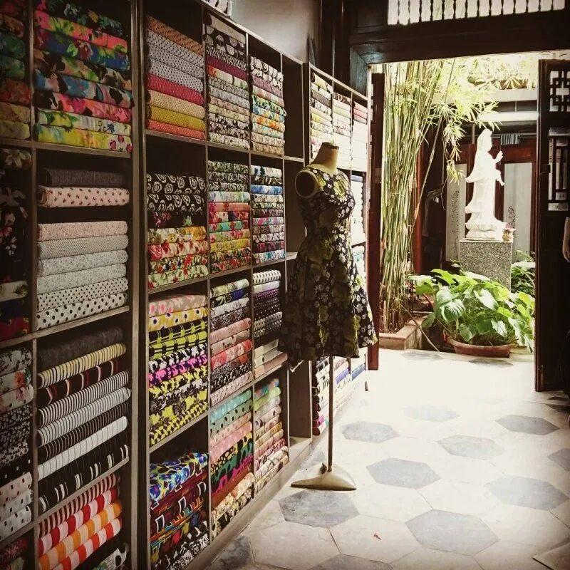 Интерьер магазина одежды. Шоу рум ткани. Textile boutique. Брендовая одежда для карты желаний. Интерьер магазина домашнего текстиля.