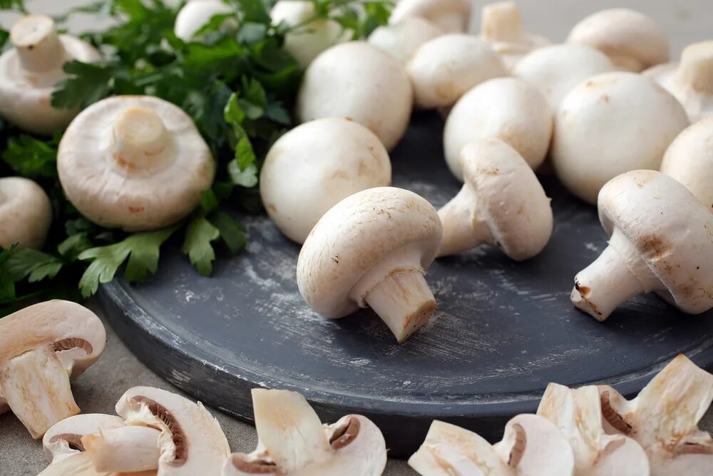 Добавь шампиньоны. Добавь шампиньоны. Шампиньоны на тарелке. Шампиньон коричневый. Грибы шампиньоны.