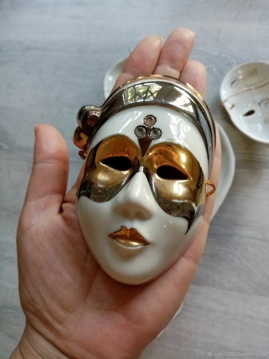 Маска сувенирная фото. Сувенирная маска. Маска венецианская. Сувенирная маска. Сувенирная маска из узбекистана.