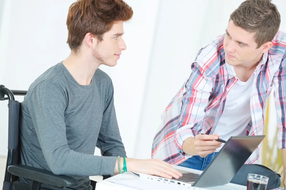 2 парня студента. Встреча с иностранцем. 2 парня студента. Три студента. Парень и девушка студенты.