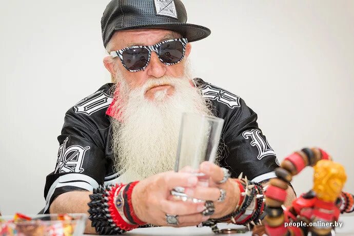 Старый рокер. Крутой дед мороз. Крутой дед мороз в очках. Крутой дедушка. Крутой дед.