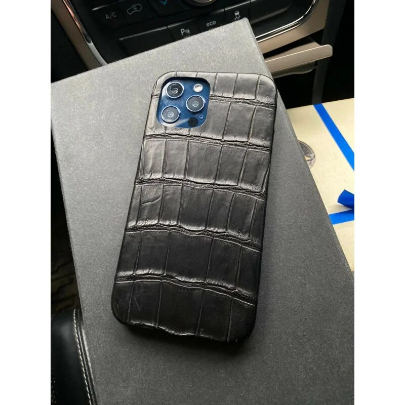 Чехол 13 pro max кожа. Чехол из крокодиловой кожи для iphone 12 pro max. iphone 12 pro с кожаным черным чехлом. чехол из крокодиловой кожи для iphone 12 мини. кожаный чехол для iphone 11 pro max.