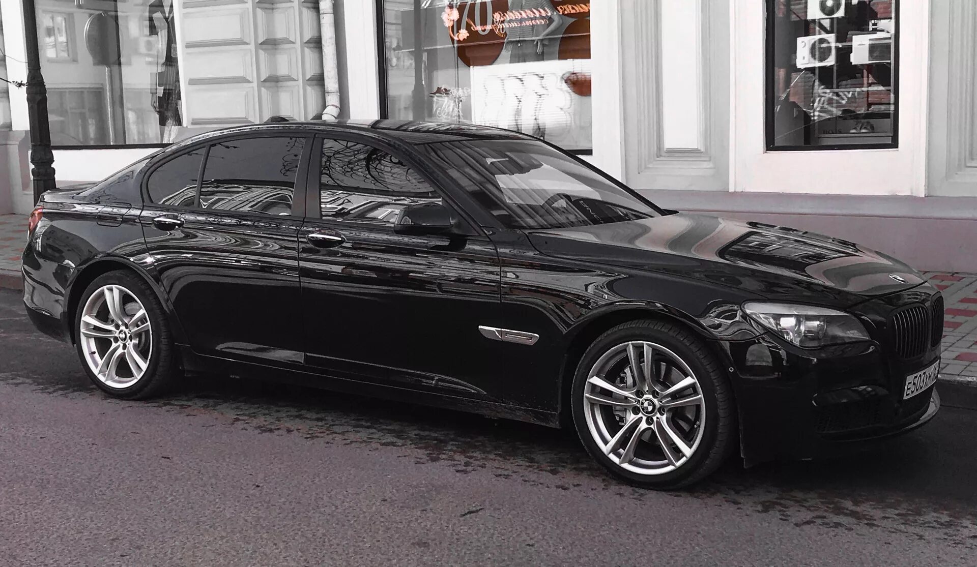 Черная 1 ру. BMW 7 Series f01 Black. BMW 7 f01 черная тонированная. BMW 7 F 02 черная тонированная. BMW f01 черный тонированный.