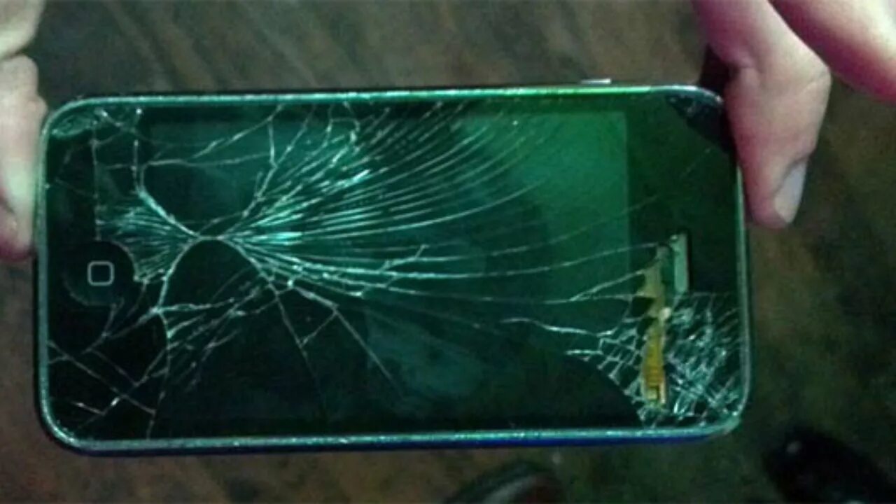 Разбит экран управление. Смартфон с разбитым стеклом. Разбитый экран. Разбитый экран телевизора. Разбитый монитор компьютера.