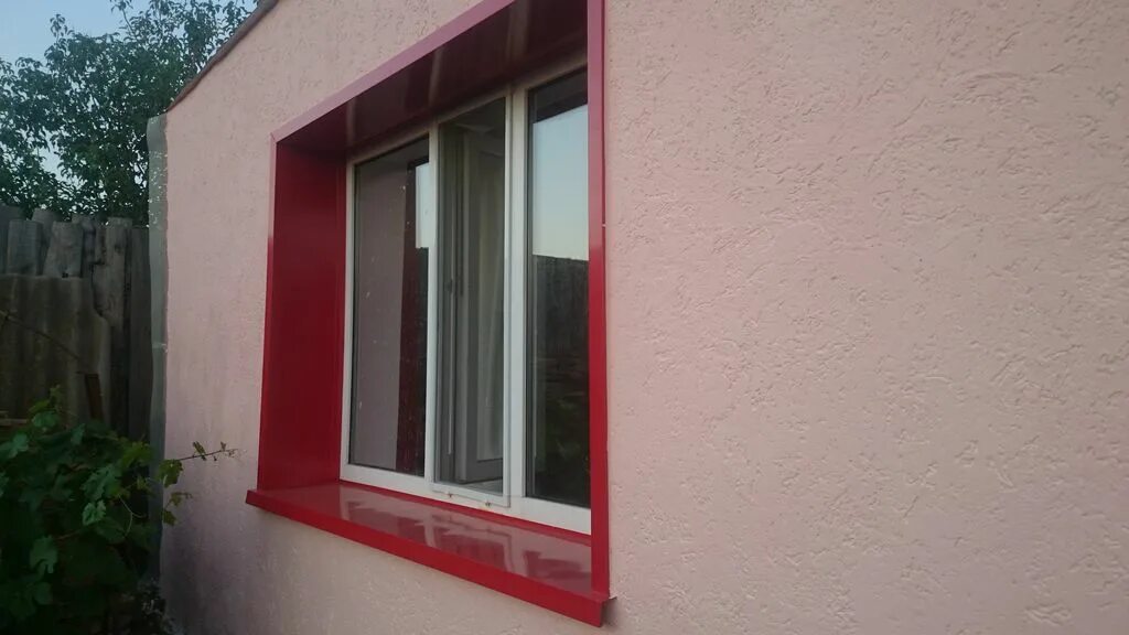 Окна пластиковые красно. RAL 3005 сэндвич панель. Откос металлический наружный 3005. Откосы оконные наружные. Металлические откосы на окна.