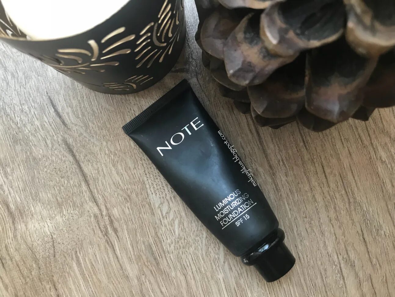 Note luminous. Note luminous moisturizing foundation свотчи. note luminous moisturizing foundation тональная основа. note luminous moisturizing foundation палитра. тональный крем note mattifying.