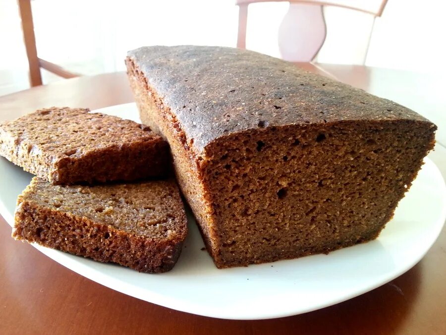 Черный хлеб простой рецепт. Черный хлеб. Черный ржаной хлеб. Настоящий ржаной хлеб. Черный хлеб в духовке.
