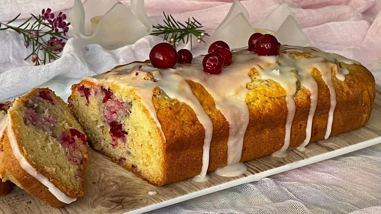 L cake. Кекс с брусникой. Кекс с брусничкой. Кекс l. Рецепт пирога с брусникой с Иркутского хлебозавода.