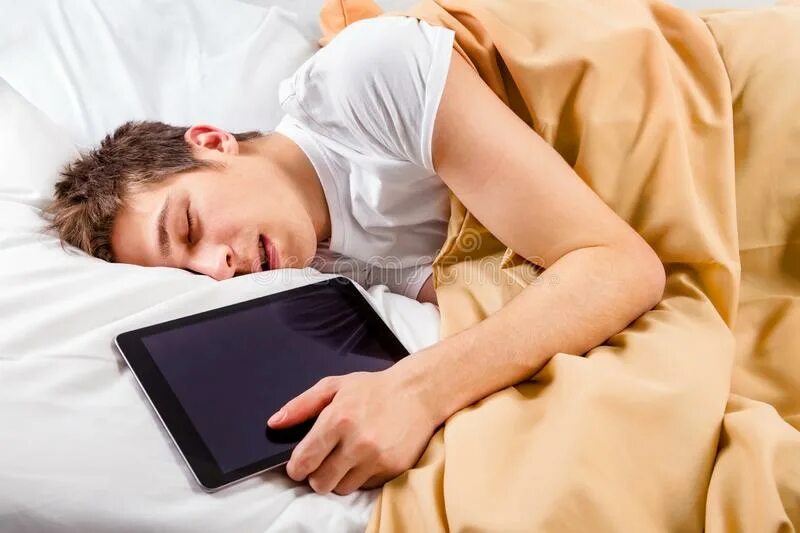 Включи телефон спать. Спящий человек с гаджетами. Уснул с телефоном. Человек уснул с планшетом.
