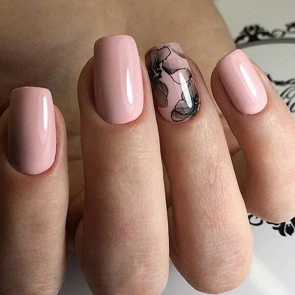 Маникюр черно нежно розовый Light pink + matte black accent nail ... nail polish Light pink nails, Striped n