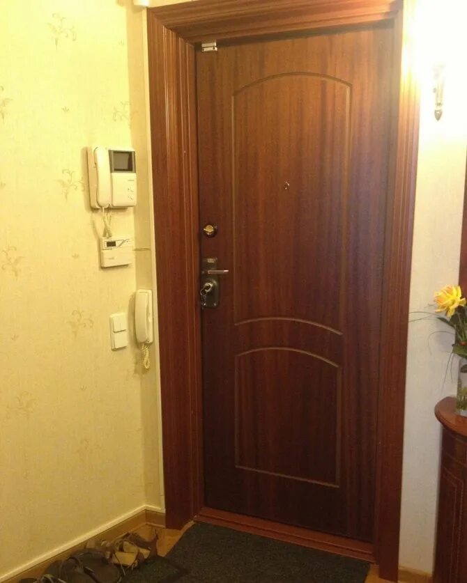 Входная дверь в квартиру изнутри. Отделка металлической двери. Дверь входная виквартиру. Дверь в прихожей. Дверь в квартиру.