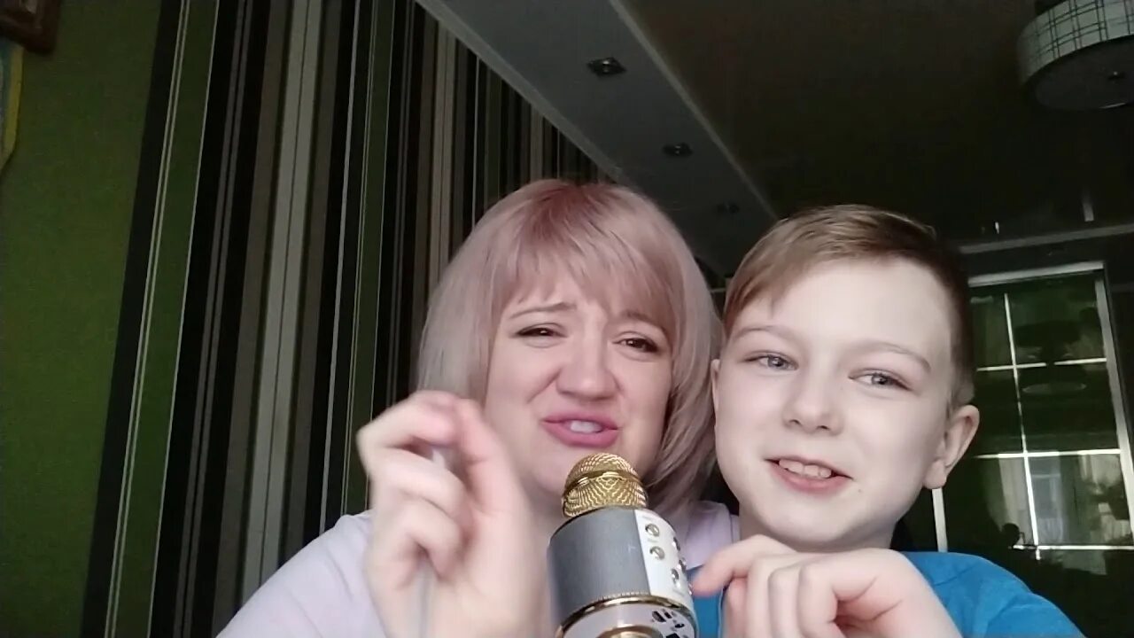 Мама что ты плачешь. Сориночка. Мама что ты плачешь ничего мне попала в глаз сориночка. Мама поет с сыном. Ничего мне попала в глаз сориночка.