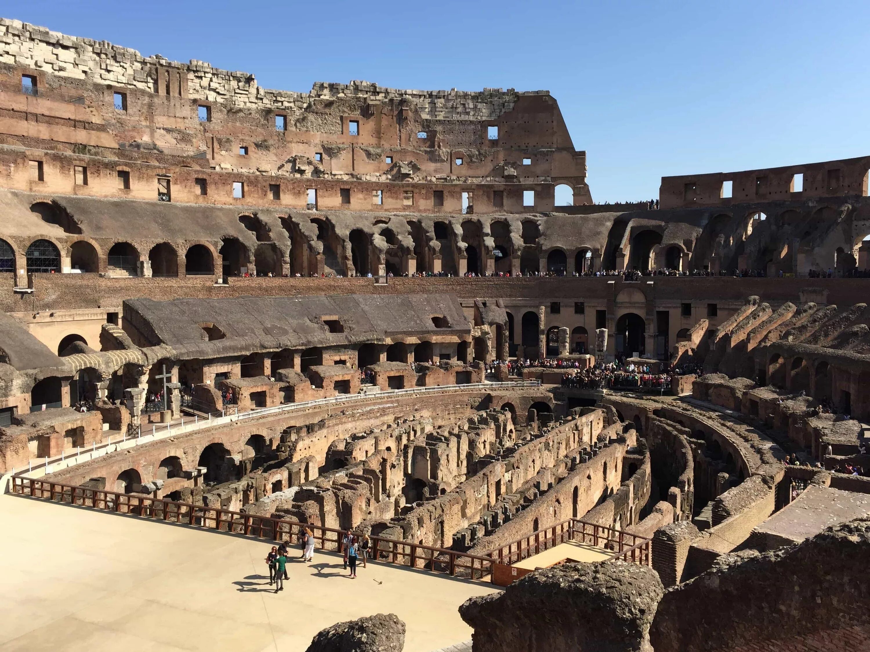 Древний рим это страна. Колизей в древнем Риме. Древнеримские амфитеатры в Италии. Архитектура древнего Рима амфитеатры. Стадион Рим амфитеатр.