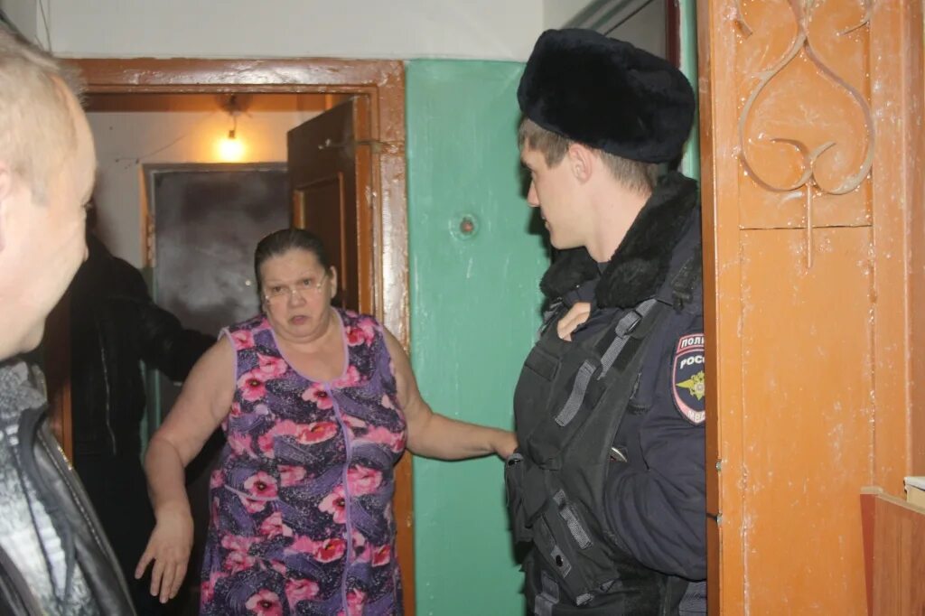 Выселение по суду. Приставы выселяют из квартиры. выселение из жилого помещения.
