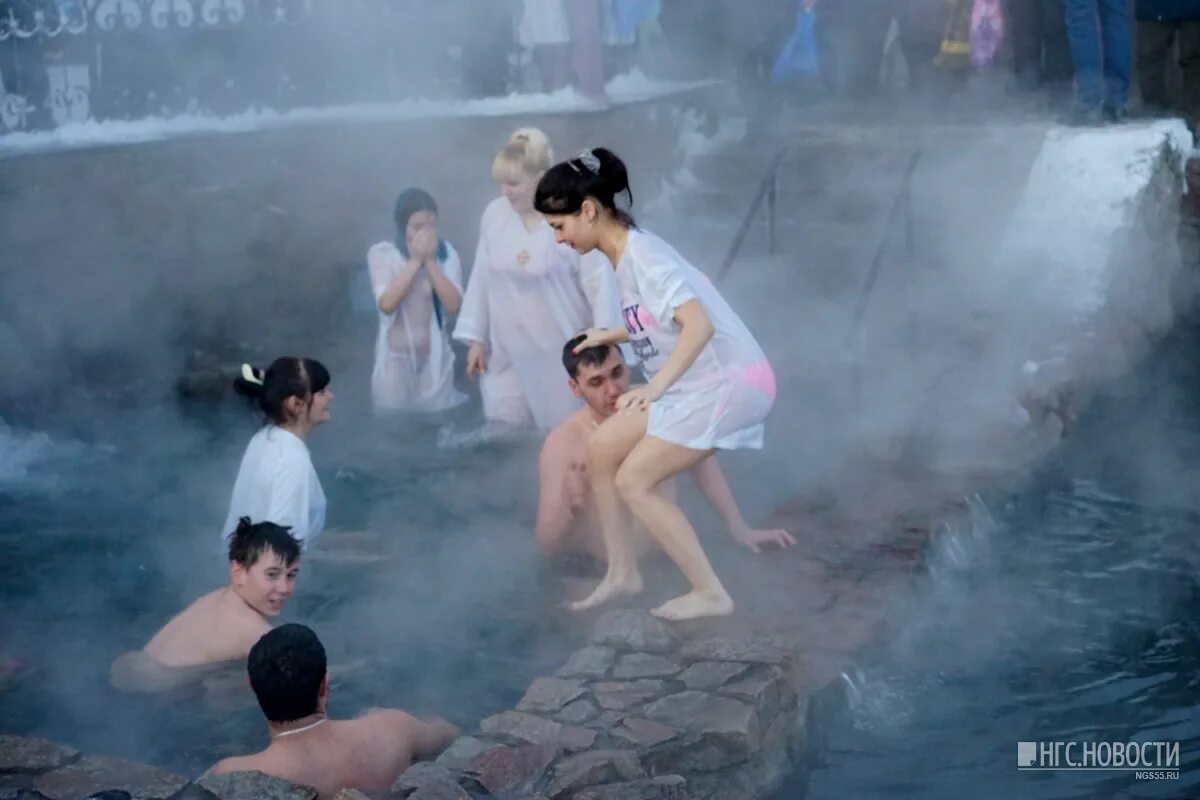 Бассейн с ледяной водой. Бассейн из льда. Купание в ледяном бассейне. На крещение в тельняшках. Омск под водой