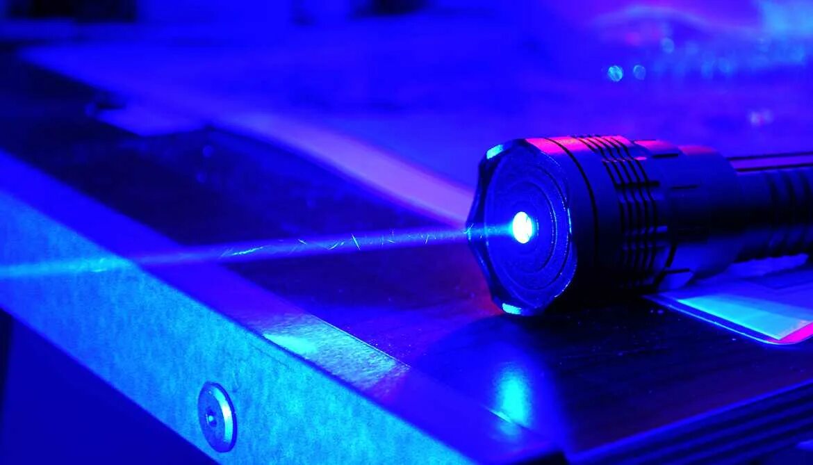 Лазер. Ультрафиолетовый лазер. Лазерный излучатель. Лазерный Луч.
