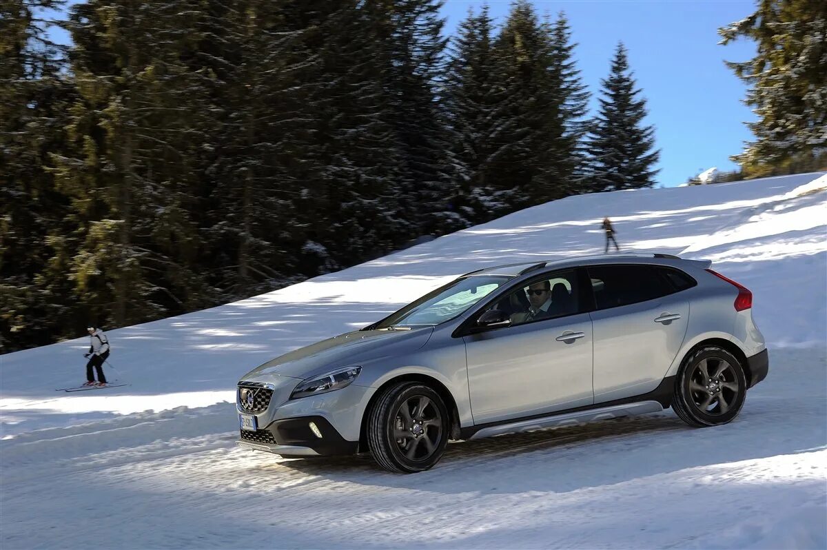 Вольво в40 кросс кантри. Вольво v40 cross. volvo v40 cross country 2025. вольво v40 cross country 2025.