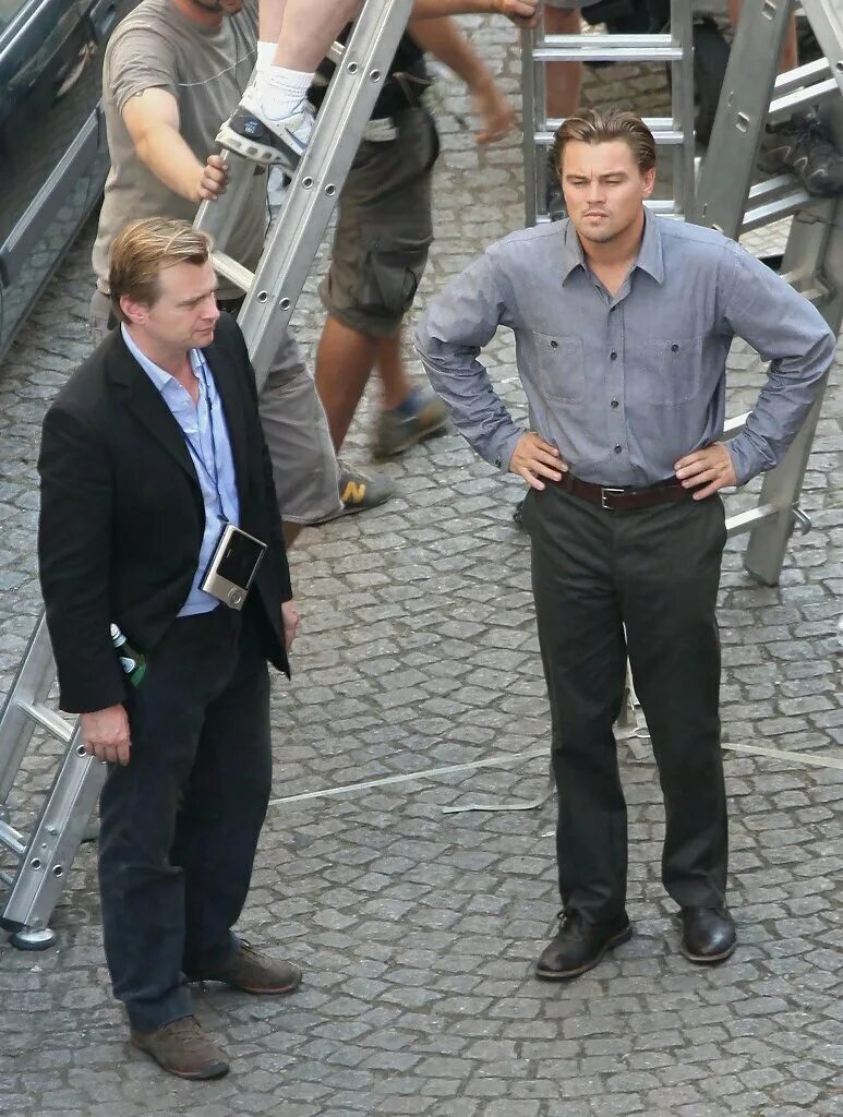 Гэтсби с ди каприо кадры. Леонардо ли каприо на сьемкахи. Нолан ди каприо. Джеймс кэмерон на съемках титаника. Леонардо ди каприо съемки.