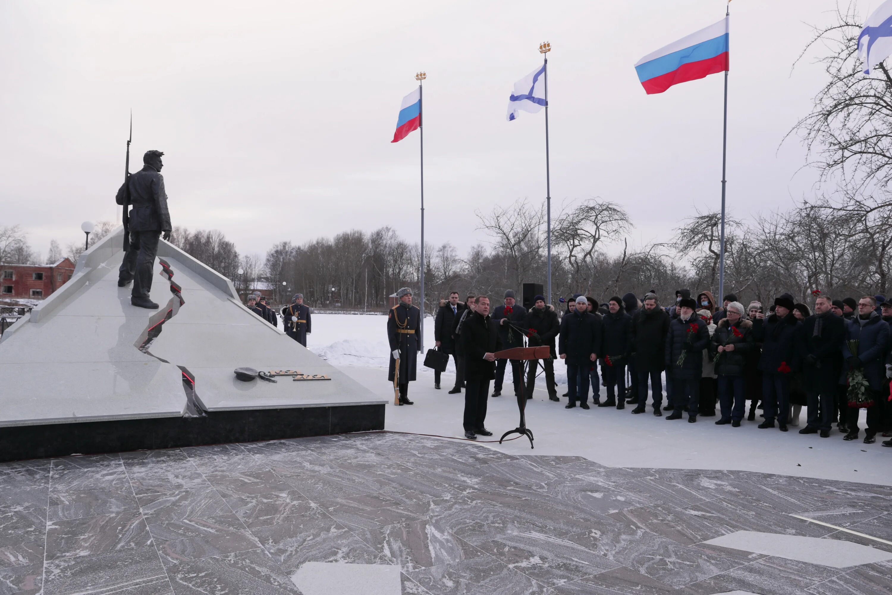 Кронштадт 4 ноября 2025. Памятник участникам кронштадтского восстания в кронштадте. памятник в кронштадте восстания. памятник восставшим морякам в кронштадте. медведев открыл памятник в кронштадте.