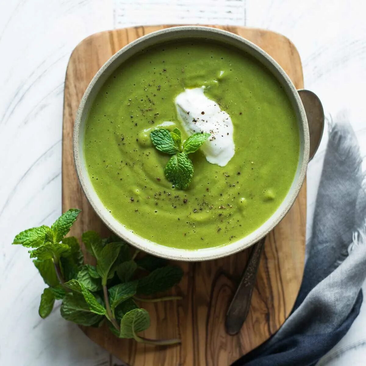 Суп пюре из зеленого горошка. Суп пюре из зел горошка. Pea Mint Soup. Гороховый суп пюре с мятой. Суп из зеленого гороха