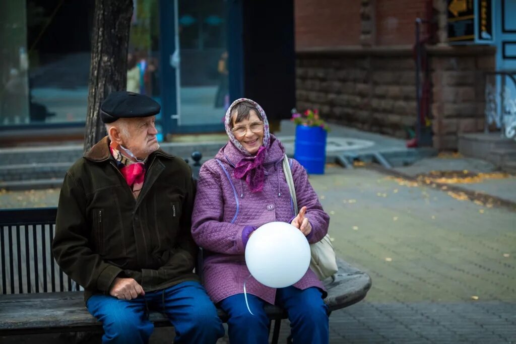 Старики на пенсии. Пенсионер с деньгами. Новости о пенсиях. Апрель пенсионерам. Пенсионеры в россии.