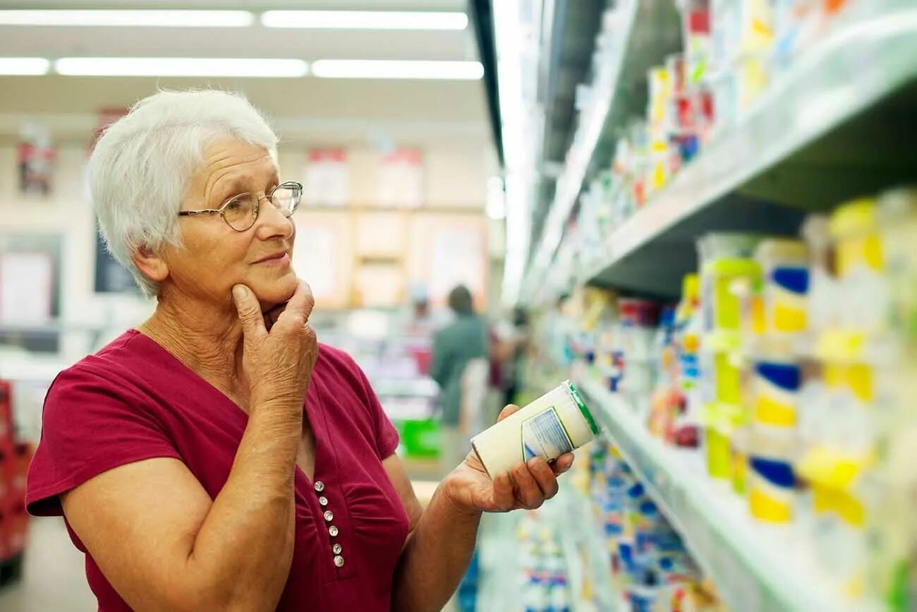 Бабка в магазине. Пенсионер в продуктовом магазине. Пенсионеры женщины в магазине. Старшая женщина в магазине. Пожилая женщина в продуктовом магазине.