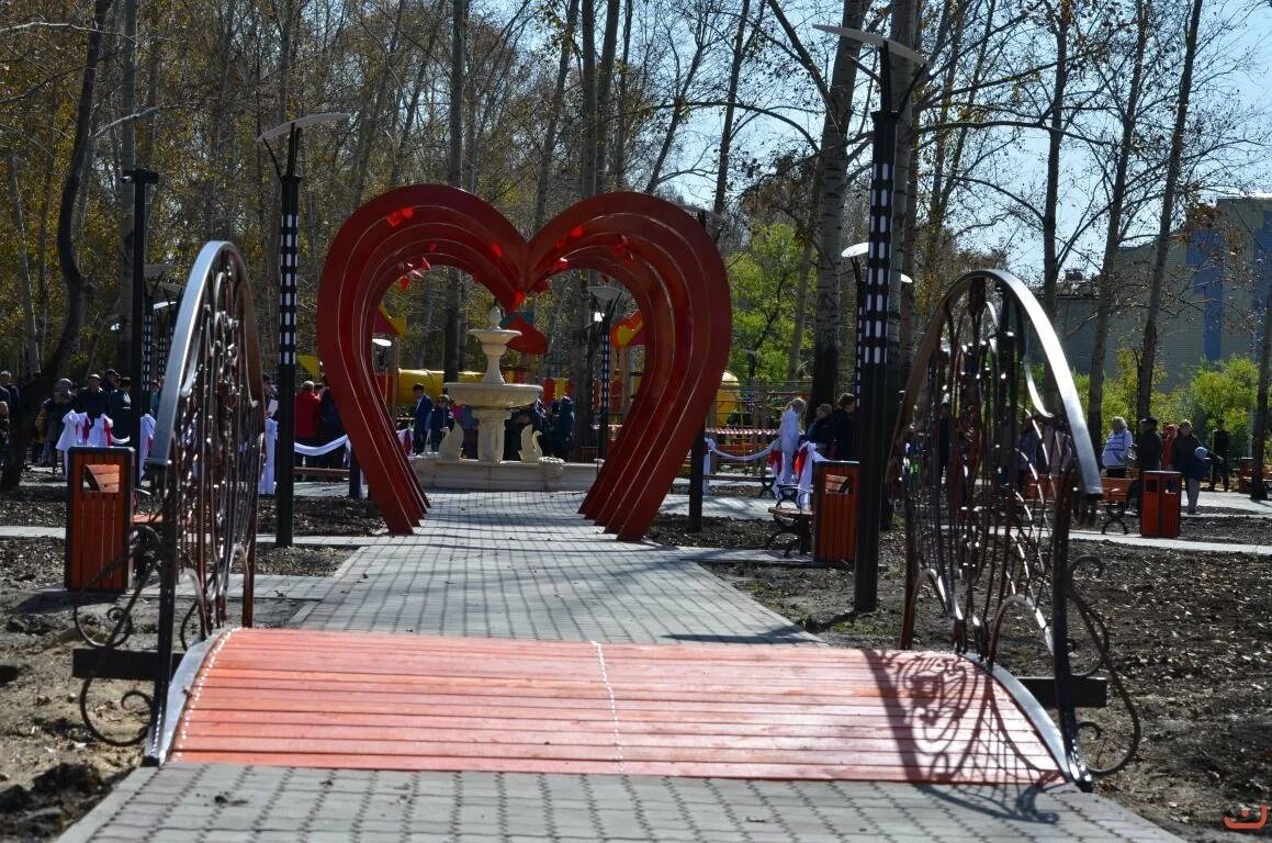 Город работа белогорск амурской. Сквер молодежный Белогорск Амурская область. Город Белогорск Амурская область парк. Городской парк г Белогорск Амурская область. Сквер Жемчужина Белогорск Амурская.