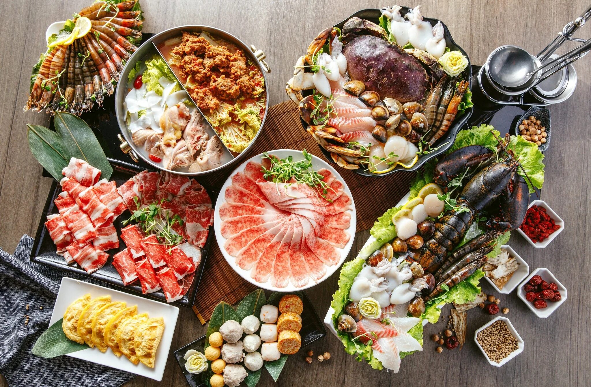 Рецепты изобилии. Стол с едой. Вкусная еда. Ассорти морепродуктов. Красивые блюда на стол.