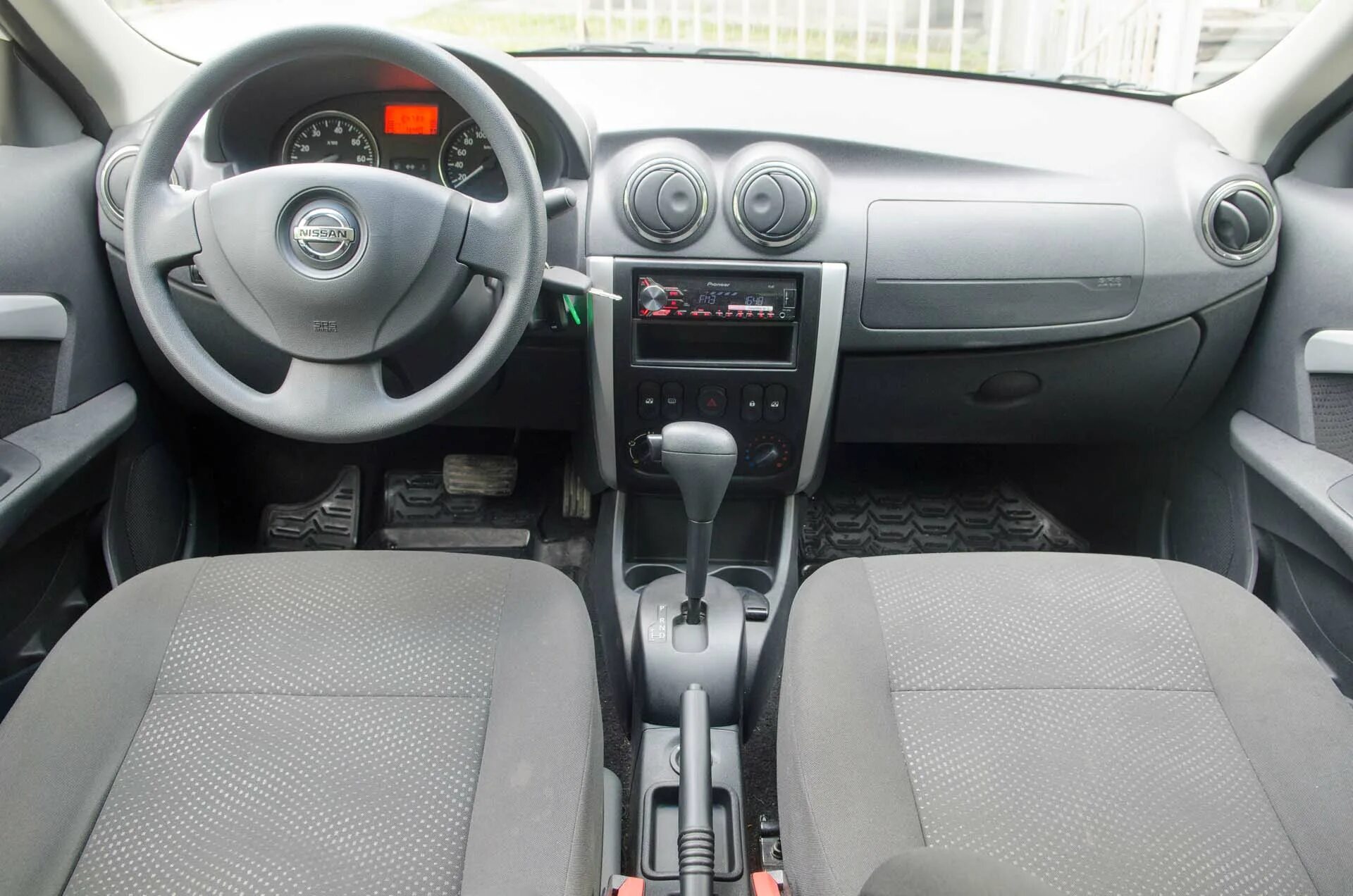 Ниссан альмера автомат расход. Ниссан альмера автомат расход. Nissan almera g15 салон. Almera classic 2008 салон. Ниссан альмера классик 2008.