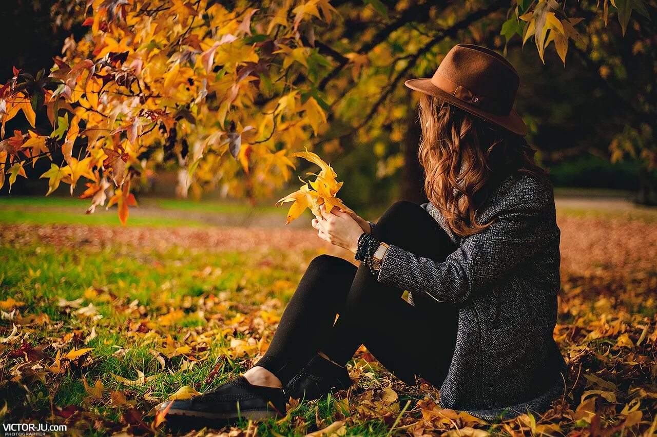 Осень раздумья. Задумчивая осень. Осень люди. Осенние размышления. Девушка у реки.