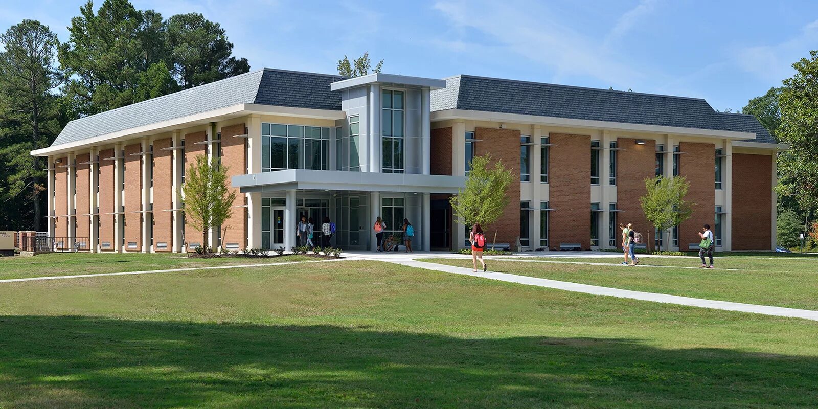 Колледжи сша после 9 класса. Richard bland college of william and mary. amerika университетлари. американский колледж. небольшие колледжи в сша.