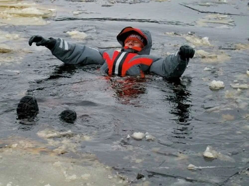 Рыбалка в холодной воде. Костюм поплавок в воде. Переохлаждение в воде. Переохлаждение в ледяной воде.