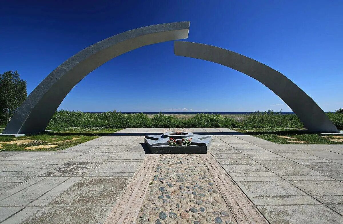 Памятник разорванное кольцо в ленинграде. Мемориал разорванное кольцо блокады. Мемориал дорога жизни разорванное кольцо. Блокада ленинграда монумент разорванное кольцо. Разорванное кольцо ладожское озеро.