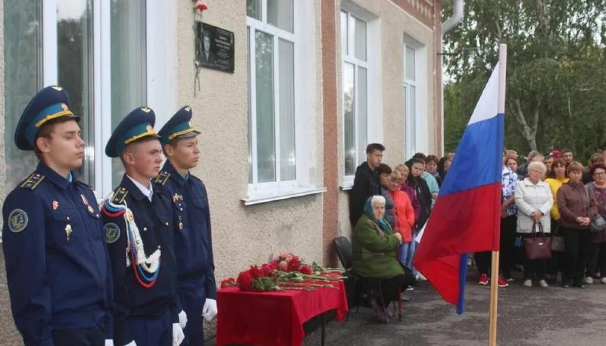 Украинские солдаты в школе. Украинские военные в школе. Герои района. Выпуск 2011 года Степновская школа Родинский район.