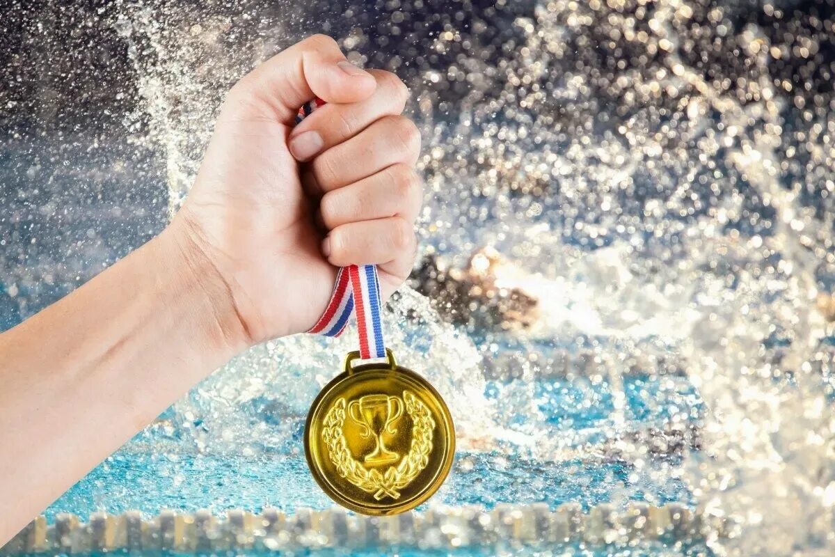 Достижение коллекция годовщины. Поздравляем с победой в соревнованиях по плаванию. Медали 1 место на соревнованиях. Медаль по плаванию. Золотая медаль.