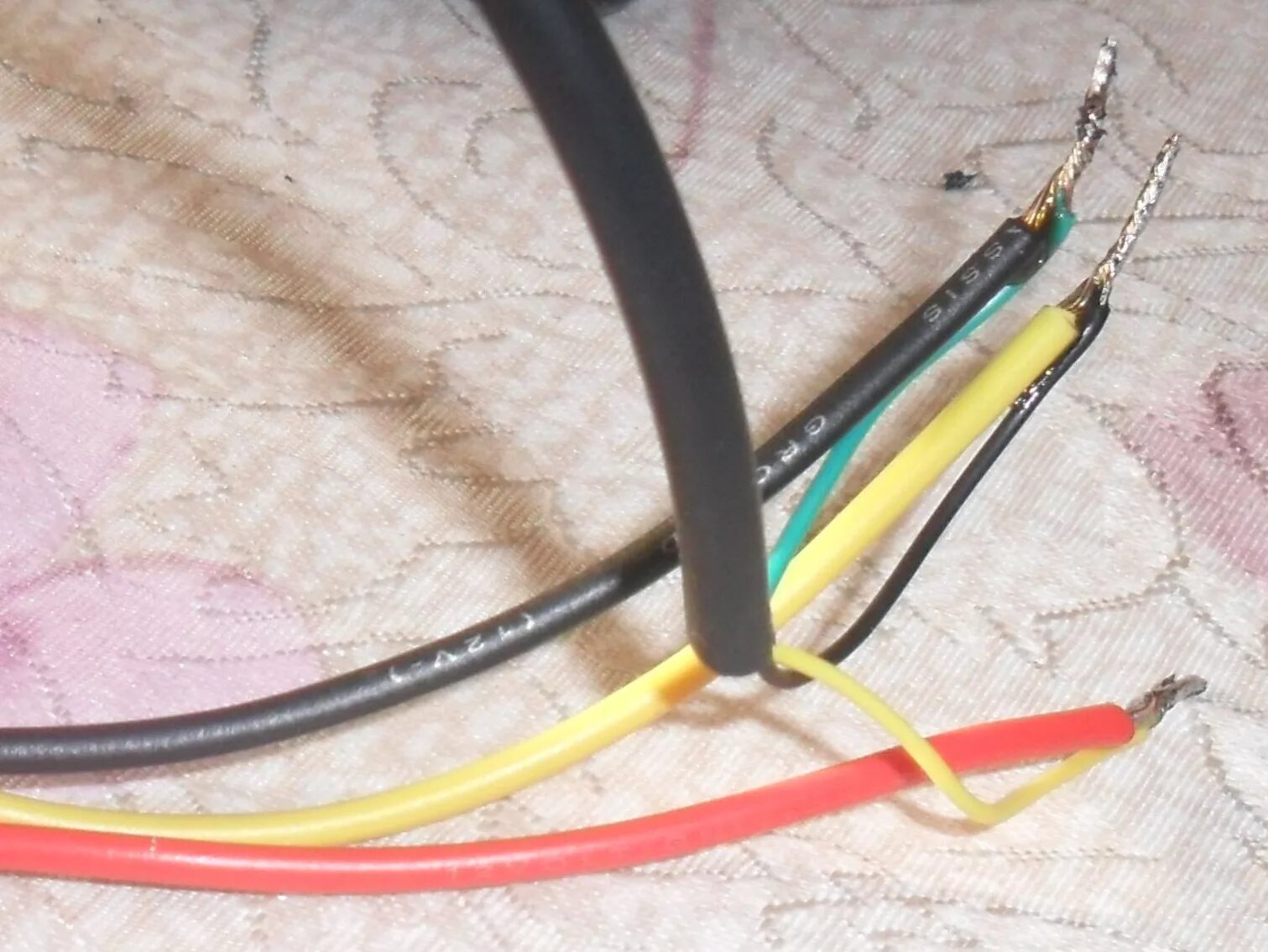 Расцветка проводов аукс кабеля. Желтый красный зеленый провод аукс. Соединить аукс провода. Провод аукс цвета проводов.