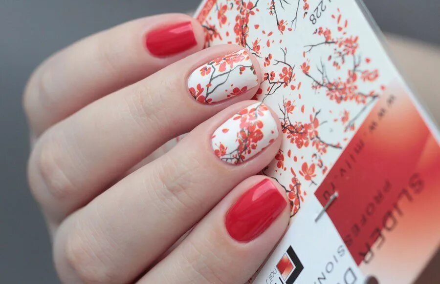 Маникюр красно белый с наклейками. Одива маникюр. Одива маникюр. Красный маникюр с наклейками. Одива маникюр.