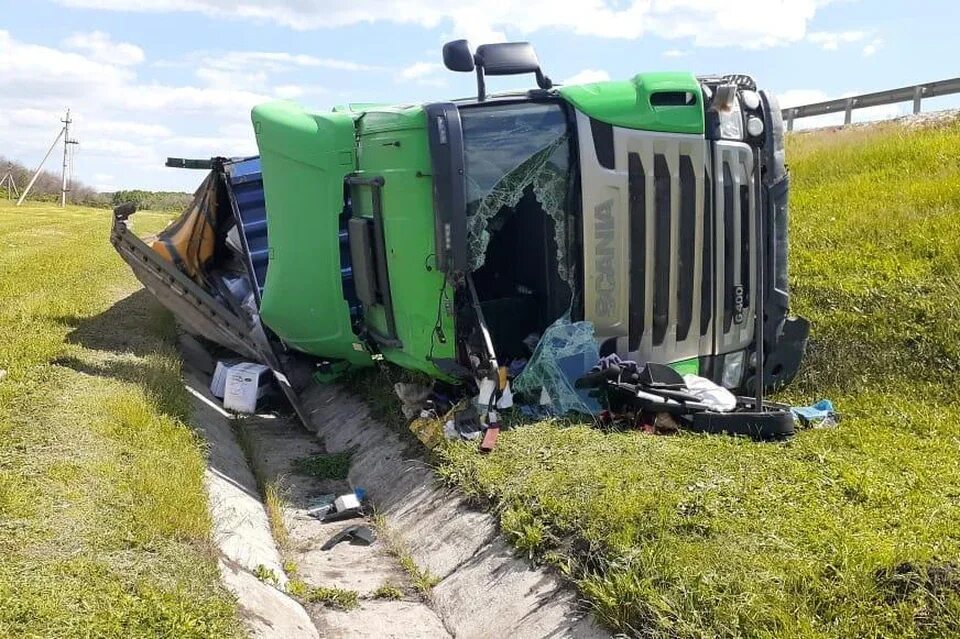 Перевёрнутая машина в левобережном районе. Перевернулась бетономешалка аксай большой лог 2015 года. Машина перевернулась салон. Перевёртыши для автомобиля. Фура перевернулась сегодня на калужс.