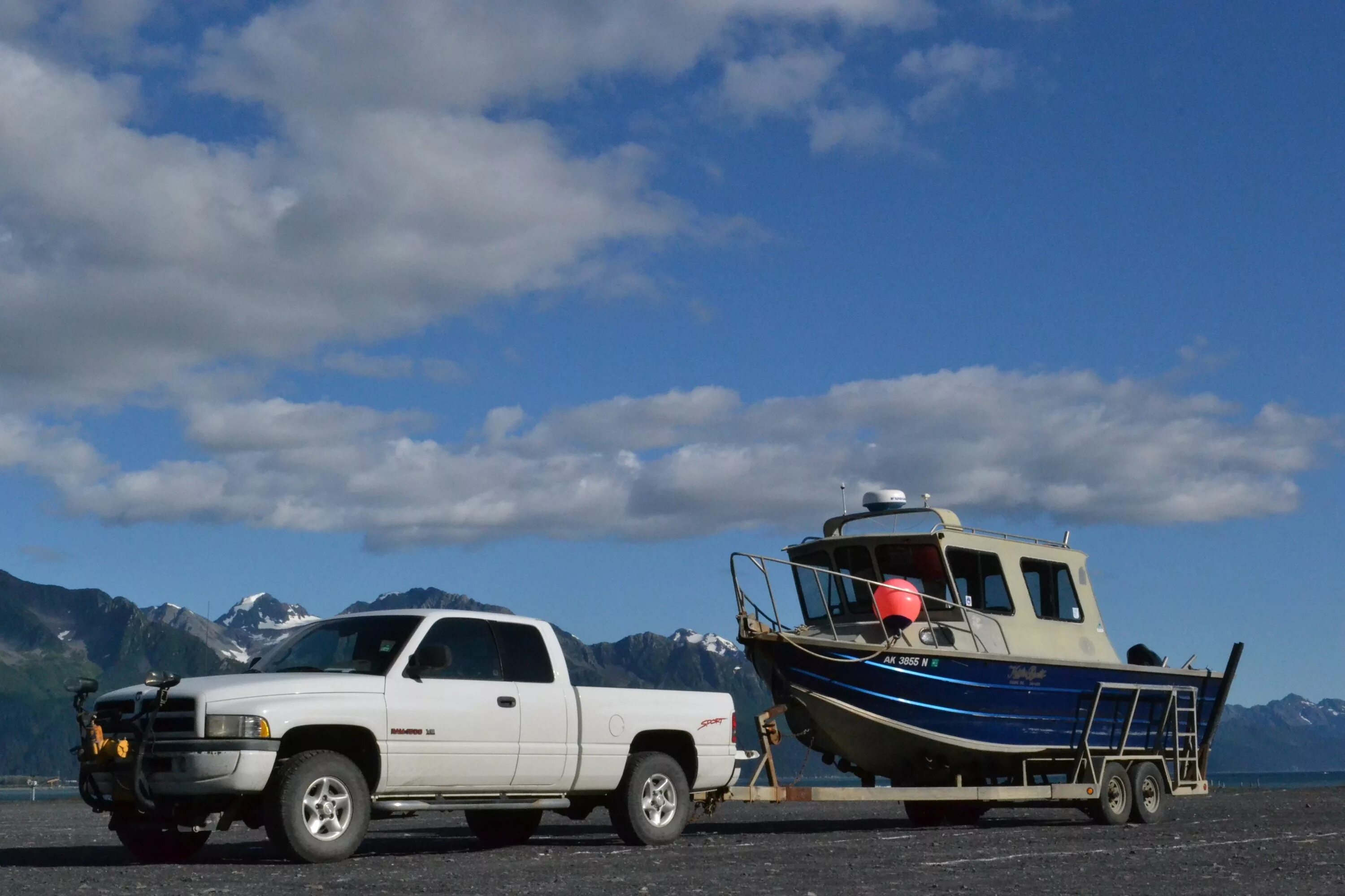 Машина аляска. Аляска Анкоридж автомобили. Катер пикап. Прицеп для катера. Внедорожник с катером.