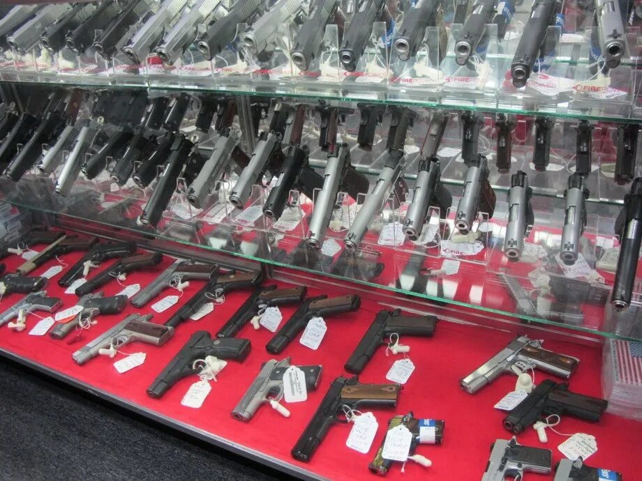 Где можно купить настоящие. Оружейный магазин в Техасе США. Оружейный магазин в США. Магазин оружия в Америке. Магазин стрелкового оружия.
