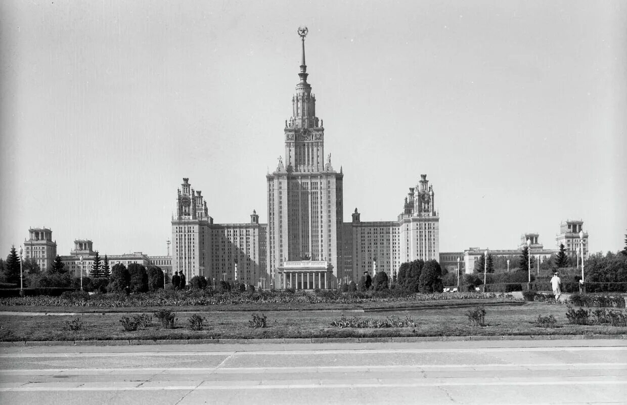 Мгу 1990. Москва МГУ 1953. Здание МГУ 1953. 1953 — В Москве на Ленинских горах открыто высотное здание МГУ.. Главное здание МГУ СССР.