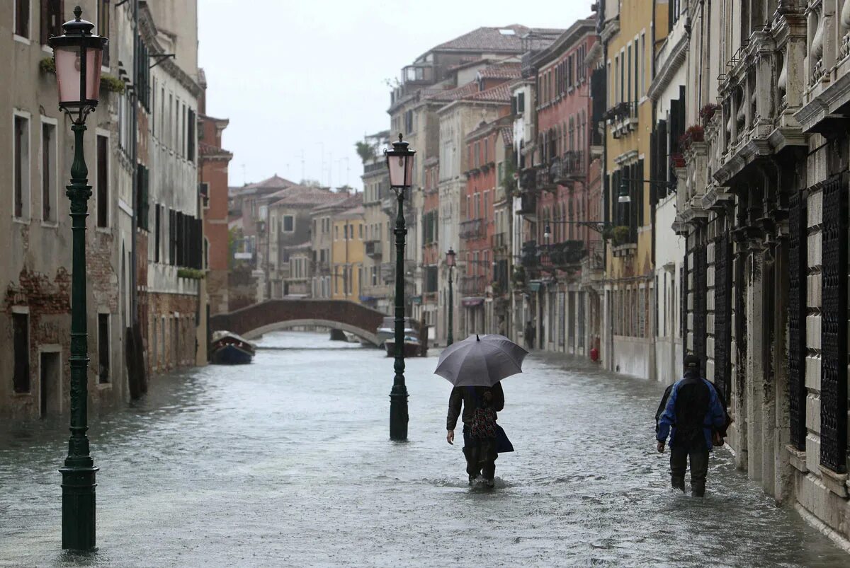 Rain italy. замерзшие каналы венеции. Old town italy in rain. Rain italy. Rain italy.