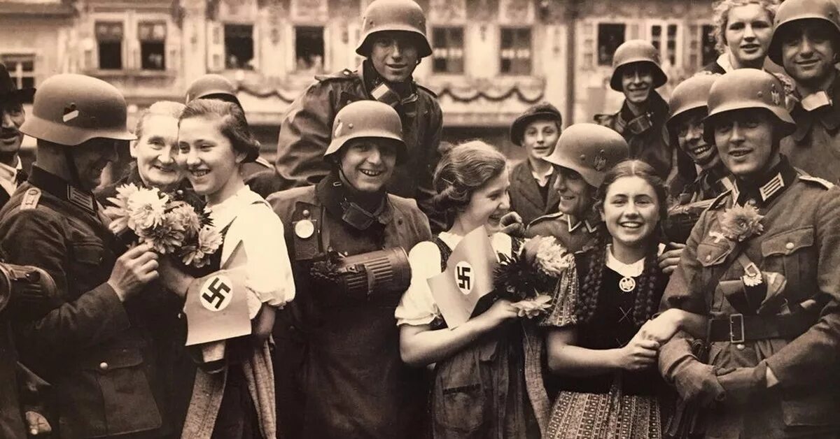 Франция чехословакия 1938. Судетские немцы в Чехословакии. Судетская область 1938. Судетские немцы приветствуют Гитлера. Радостный немецкий солдат.